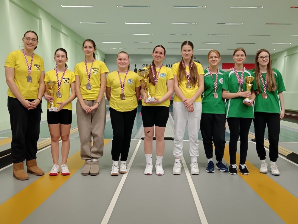 Državne prvakinje: Slavica Blažević, Franka De Zan i Lorena Zubalj na krovu juniorskog kuglanja