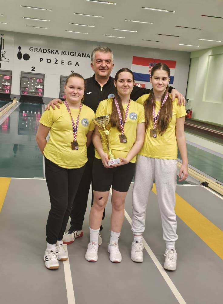 Državne prvakinje: Slavica Blažević, Franka De Zan i Lorena Zubalj na krovu juniorskog kuglanja