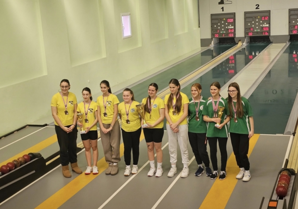 Državne prvakinje: Slavica Blažević, Franka De Zan i Lorena Zubalj na krovu juniorskog kuglanja