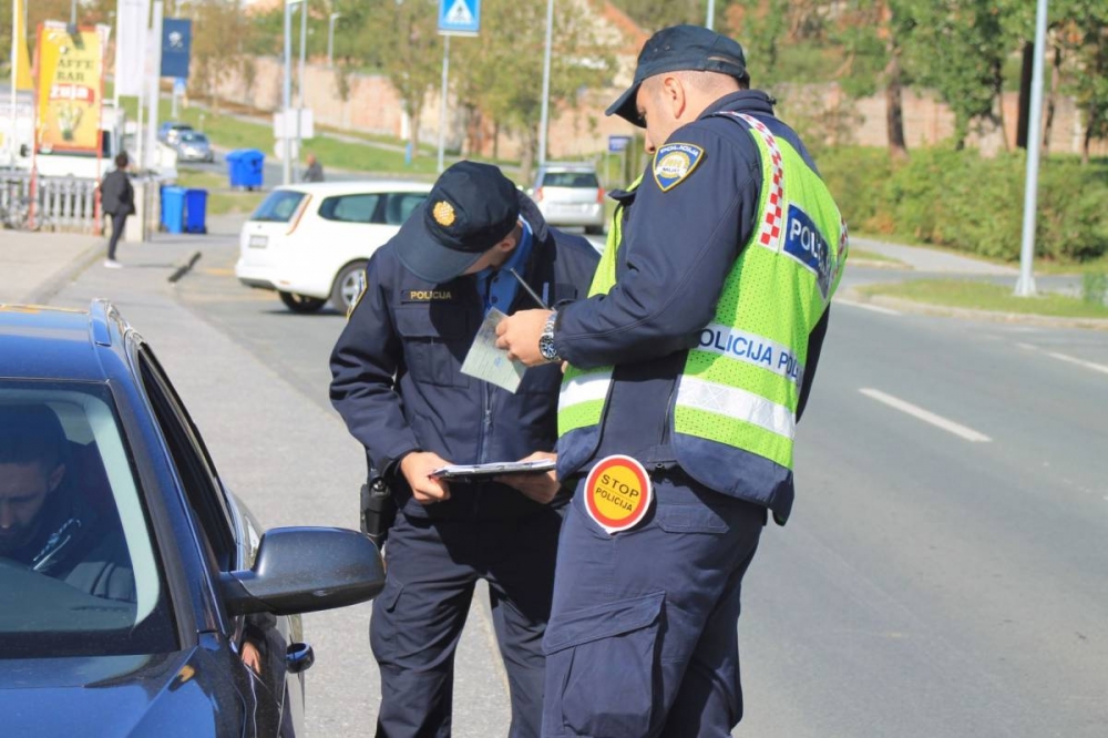 Za vrijeme dok mu je vozača dozvola oduzeta i pod utjecajem alkohola od 1,30 promila upravljao osobnim automobilom