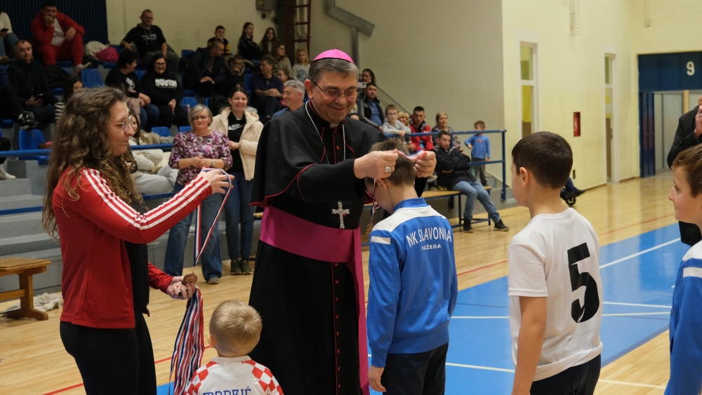 Požeška Katolička gimnazija organizirala humanitarni malonogometni turnir „Nisi sam”