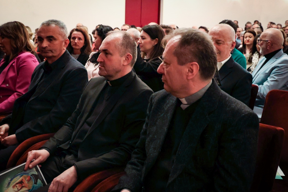 Ministrica kulture i medija na proslavi 30. rođendana Gradskog kazališta Požega, uz premijeru „Svete Rožalije“