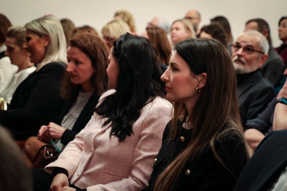 Ministrica kulture i medija na proslavi 30. rođendana Gradskog kazališta Požega, uz premijeru „Svete Rožalije“