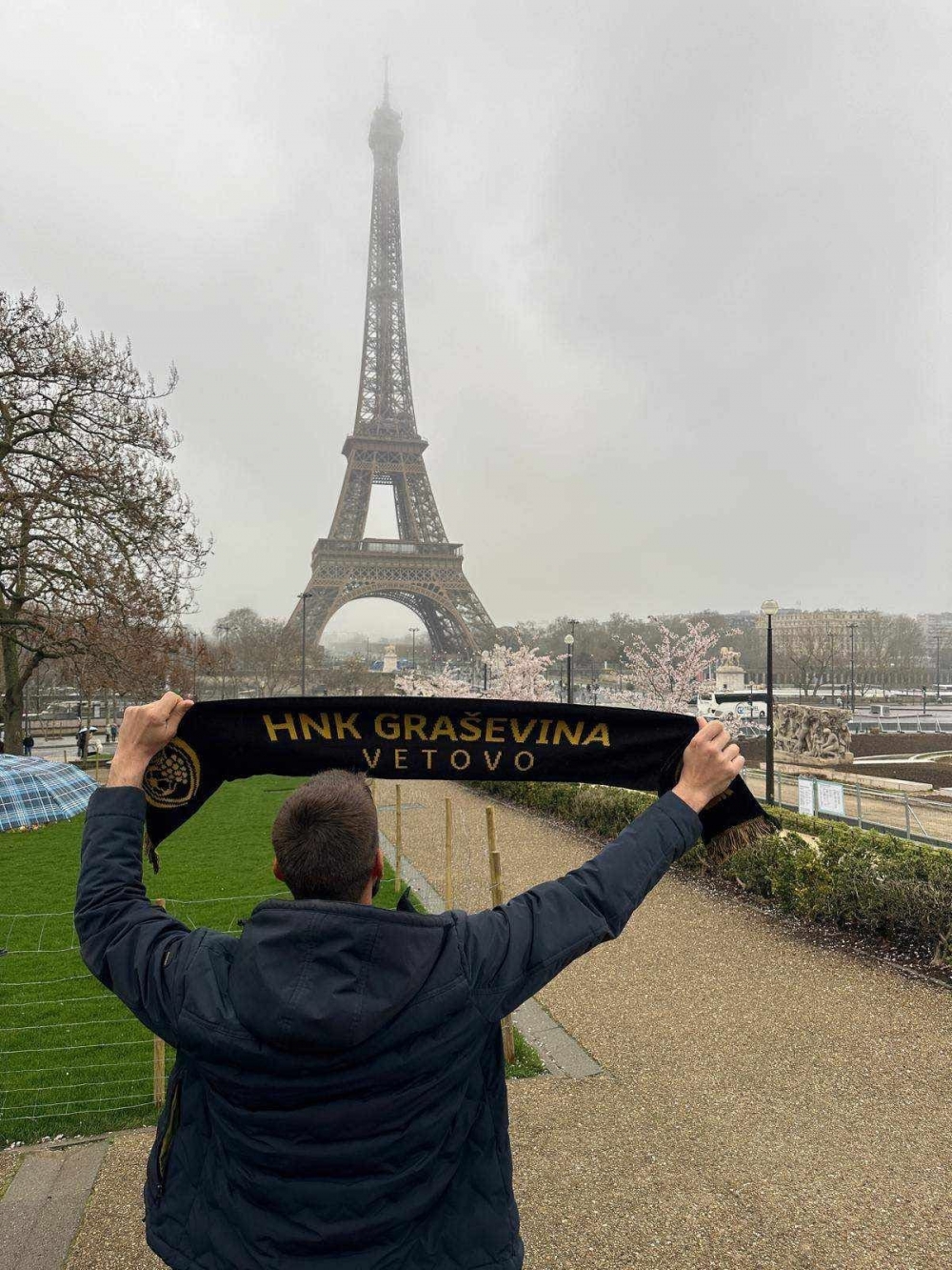 U Parizu našu reprezentaciju bodri i tajnoviti budući igrač HNK Graševine Vetovo 
