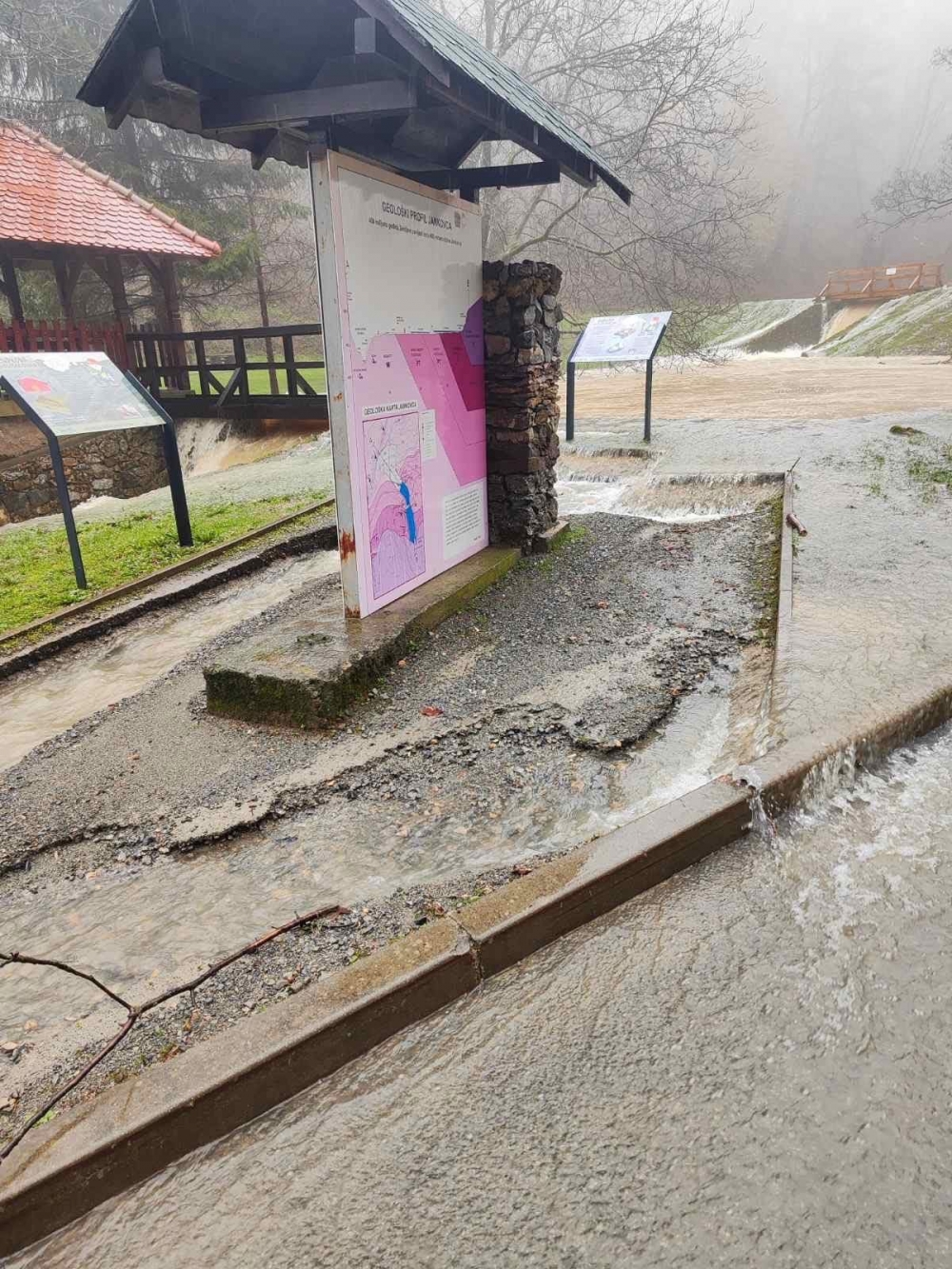 FOTO: Zbog poplava se ne može do Jankovca