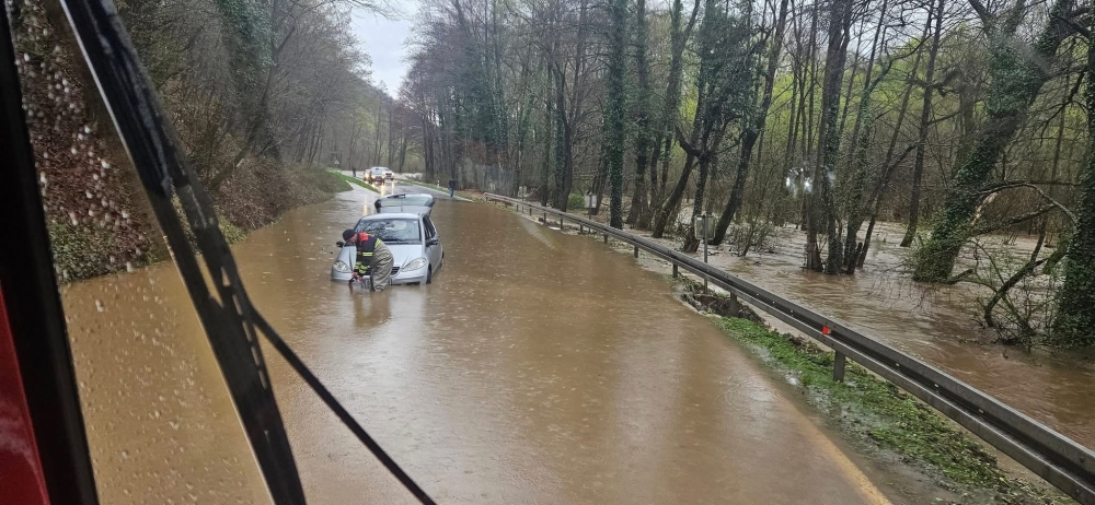 U Orljavcu se oglušili na zabranu prometovanja. Iz vode ih izvlačili DVD Brestovac i JVP Požeško-slavonske županije