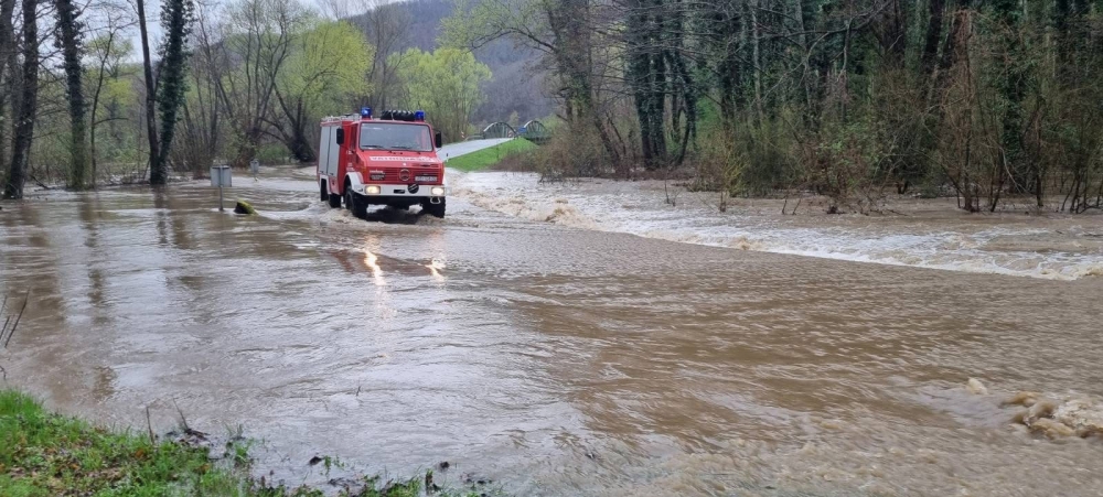 U Orljavcu se oglušili na zabranu prometovanja. Iz vode ih izvlačili DVD Brestovac i JVP Požeško-slavonske županije
