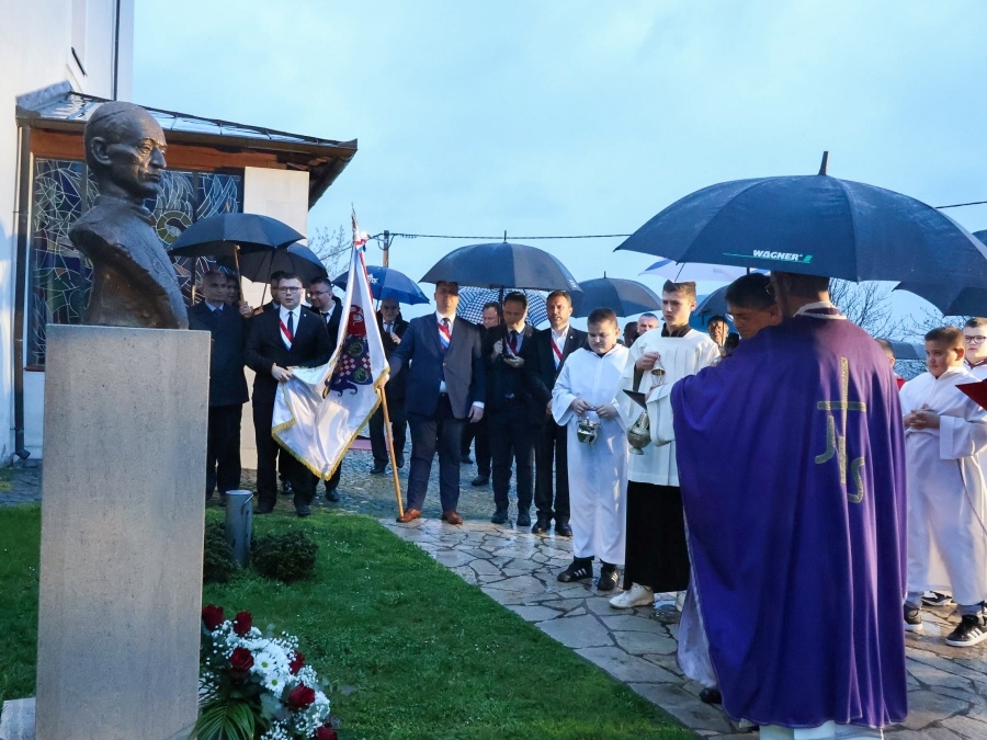 Požeški biskup blagoslovio bistu blaženog Alojzija Stepinca u Stražemanu