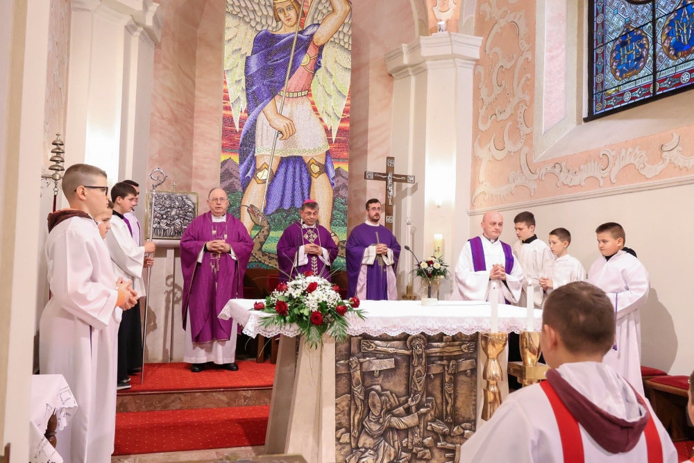 Požeški biskup blagoslovio bistu blaženog Alojzija Stepinca u Stražemanu