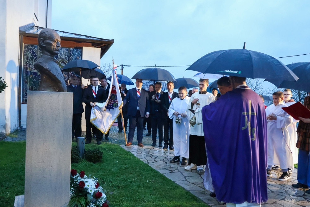 Požeški biskup blagoslovio bistu blaženog Alojzija Stepinca u Stražemanu