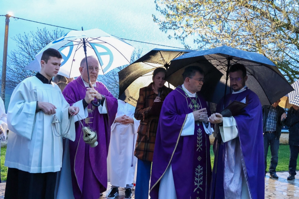 Požeški biskup blagoslovio bistu blaženog Alojzija Stepinca u Stražemanu