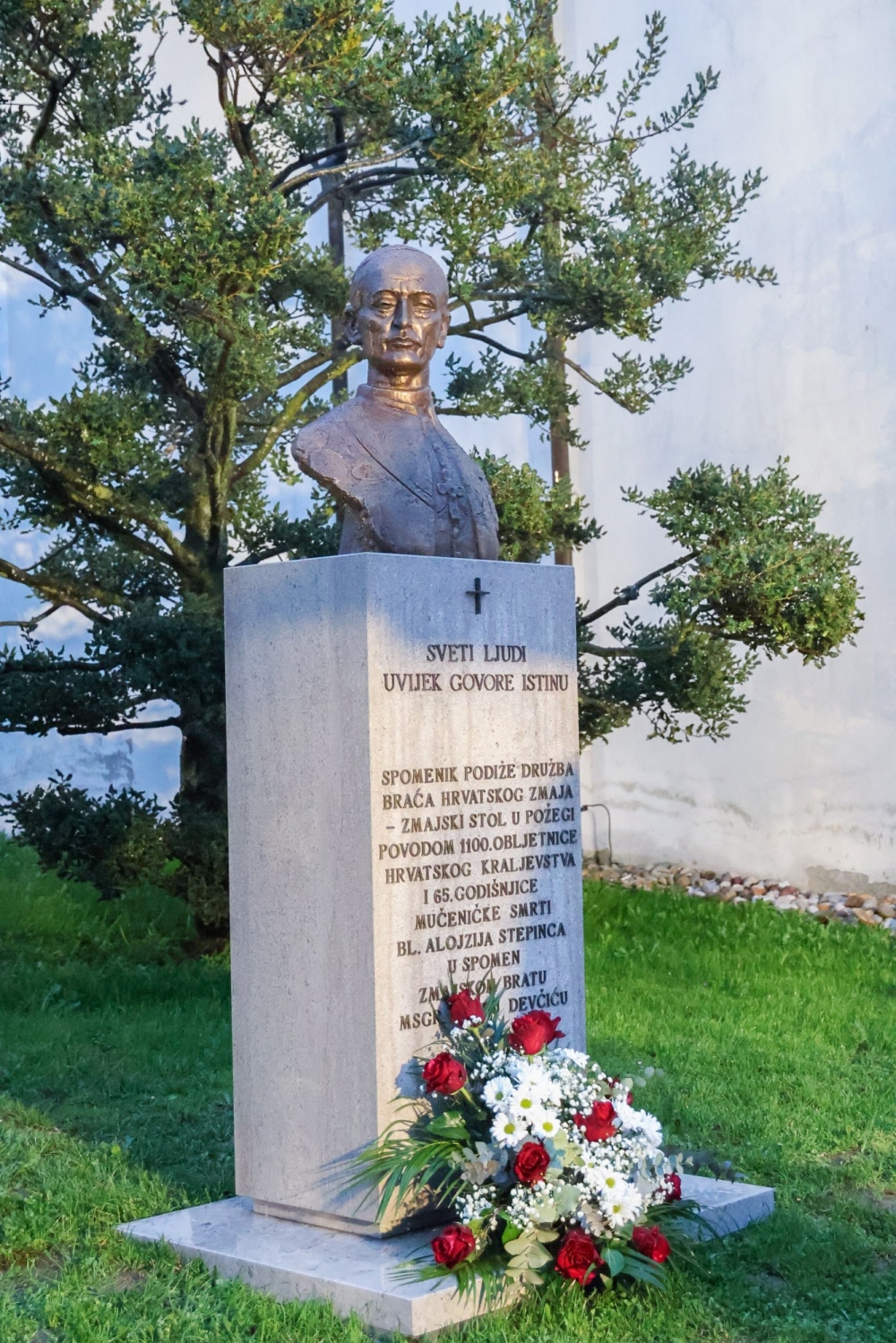 Požeški biskup blagoslovio bistu blaženog Alojzija Stepinca u Stražemanu