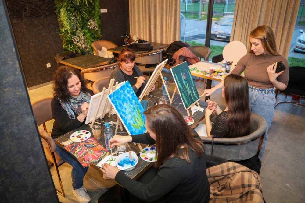Održana radionica Gutljaj inspiracije – slikanje uz vino uz stručno vodstvo Maje Gjajić