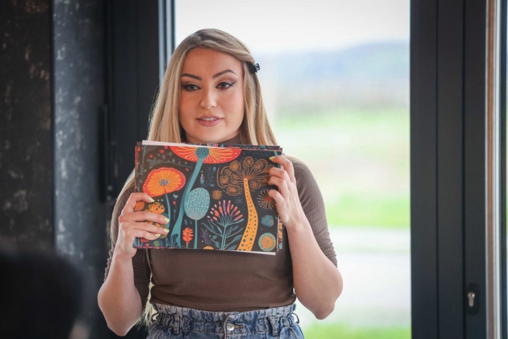 Održana radionica Gutljaj inspiracije – slikanje uz vino uz stručno vodstvo Maje Gjajić