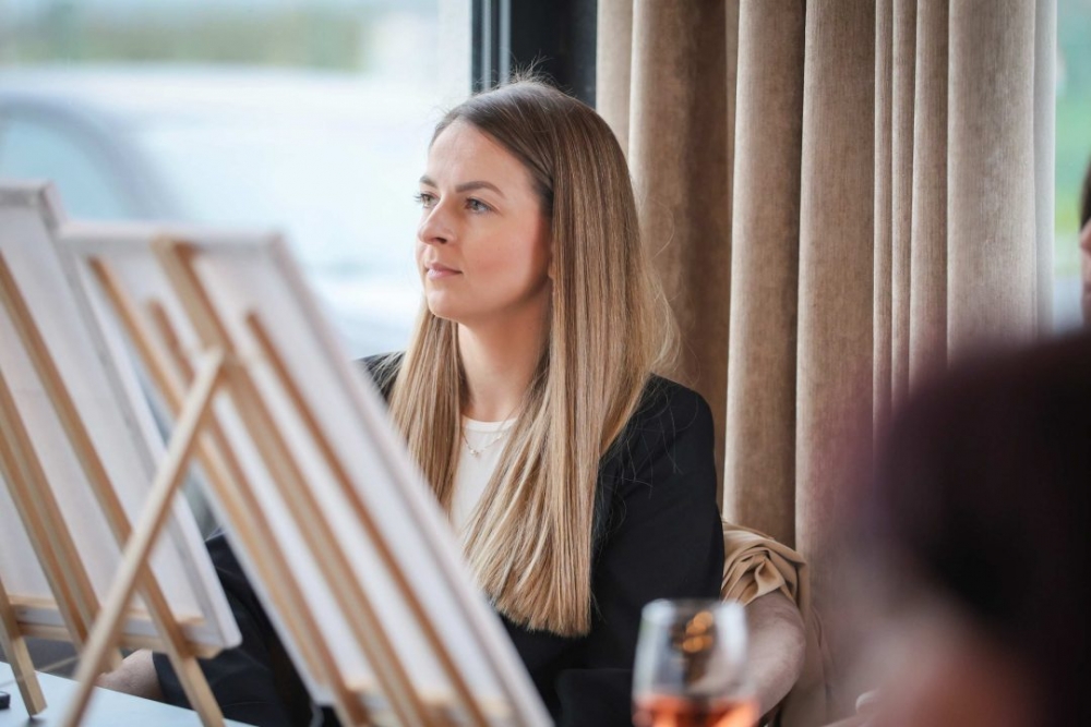 Održana radionica Gutljaj inspiracije – slikanje uz vino uz stručno vodstvo Maje Gjajić