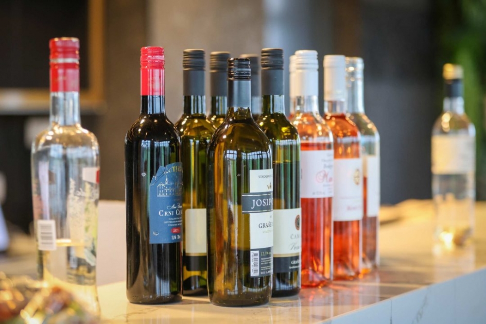 Održana radionica Gutljaj inspiracije – slikanje uz vino uz stručno vodstvo Maje Gjajić