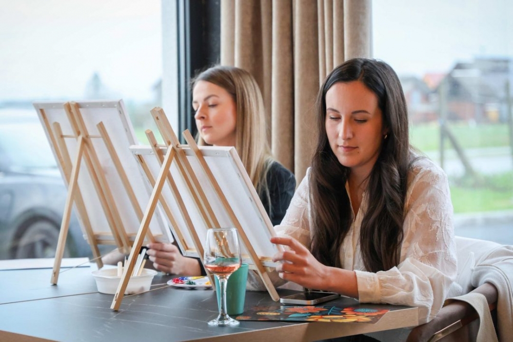 Održana radionica Gutljaj inspiracije – slikanje uz vino uz stručno vodstvo Maje Gjajić