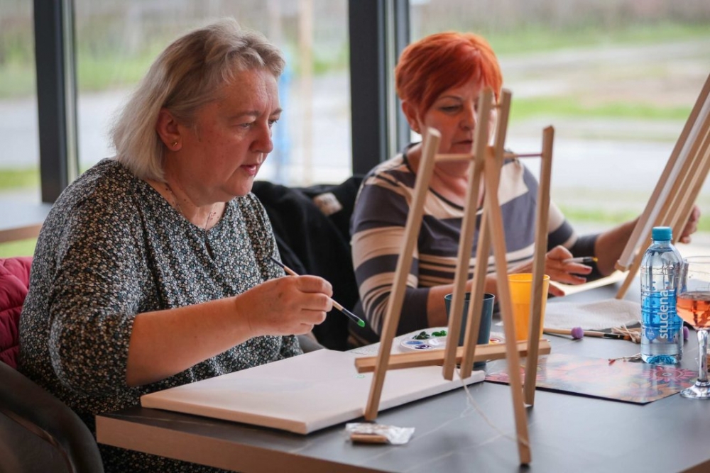 Održana radionica Gutljaj inspiracije – slikanje uz vino uz stručno vodstvo Maje Gjajić