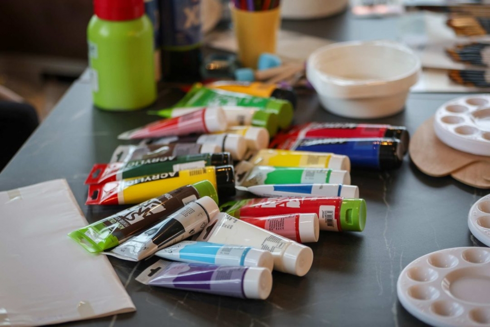 Održana radionica Gutljaj inspiracije – slikanje uz vino uz stručno vodstvo Maje Gjajić