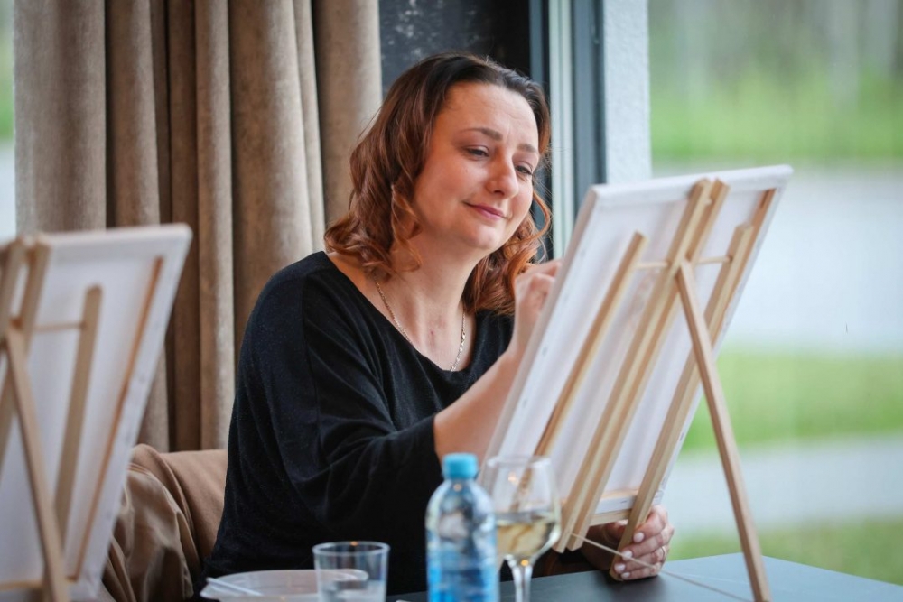 Održana radionica Gutljaj inspiracije – slikanje uz vino uz stručno vodstvo Maje Gjajić