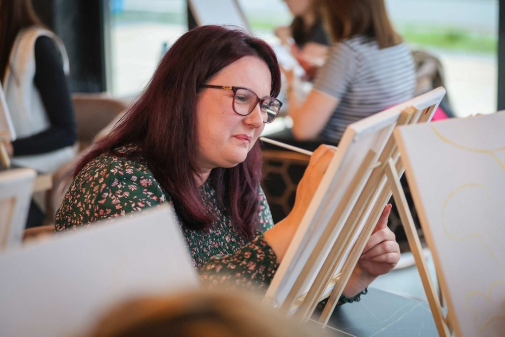 Održana radionica Gutljaj inspiracije – slikanje uz vino uz stručno vodstvo Maje Gjajić