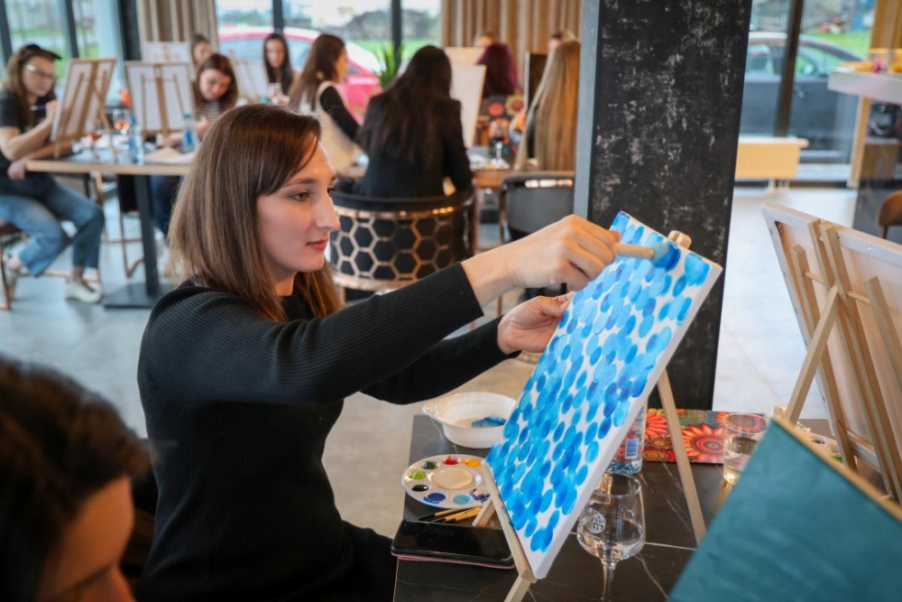 Održana radionica Gutljaj inspiracije – slikanje uz vino uz stručno vodstvo Maje Gjajić