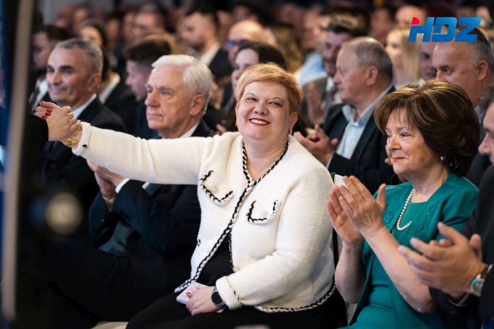 Saborska zastupnica i gradonačelnica Blažević euforično o povlačenju novca iz EU:”Pogledajte samo moj Pakrac, vizura grada potpuno je promijenjena”