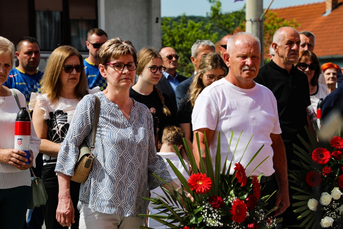 Otkrivena spomen-ploča Tomi Periću u Buku: „Ovo je trajno obilježje na žrtvu, zajedništvo, i borbu naših branitelja“