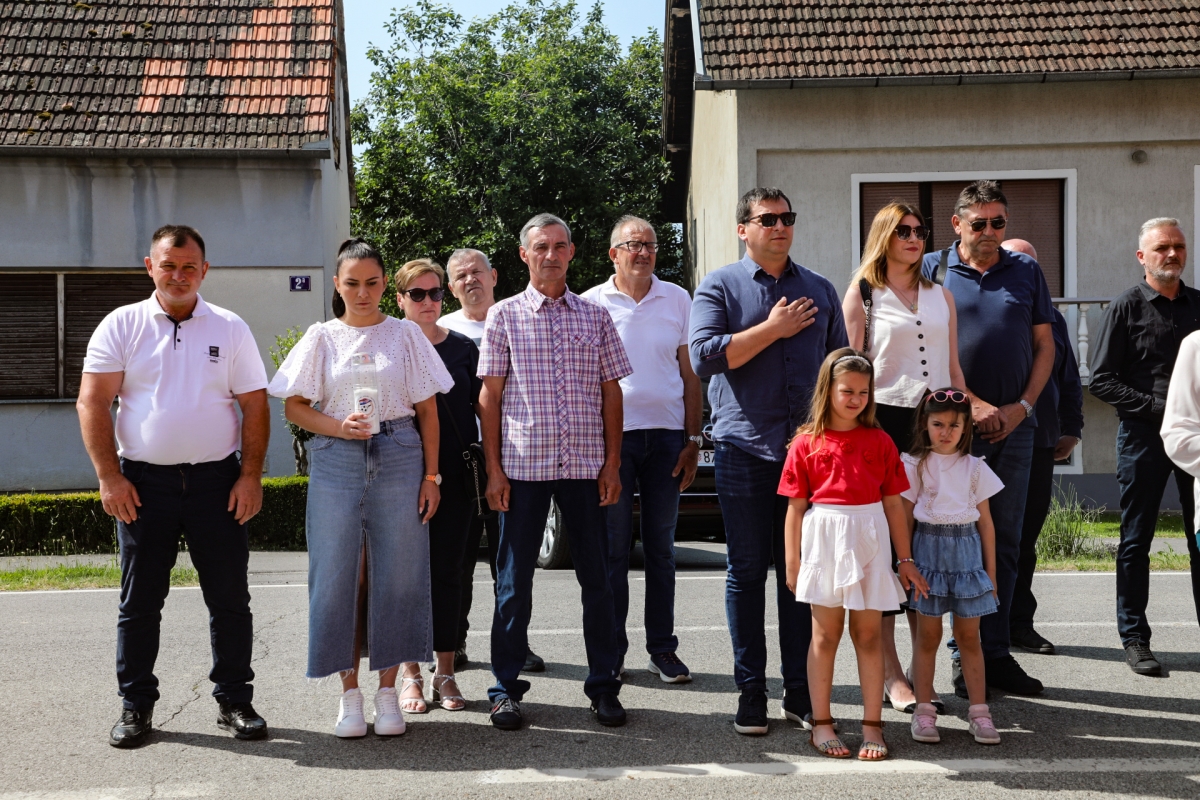 Otkrivena spomen-ploča Tomi Periću u Buku: „Ovo je trajno obilježje na žrtvu, zajedništvo, i borbu naših branitelja“