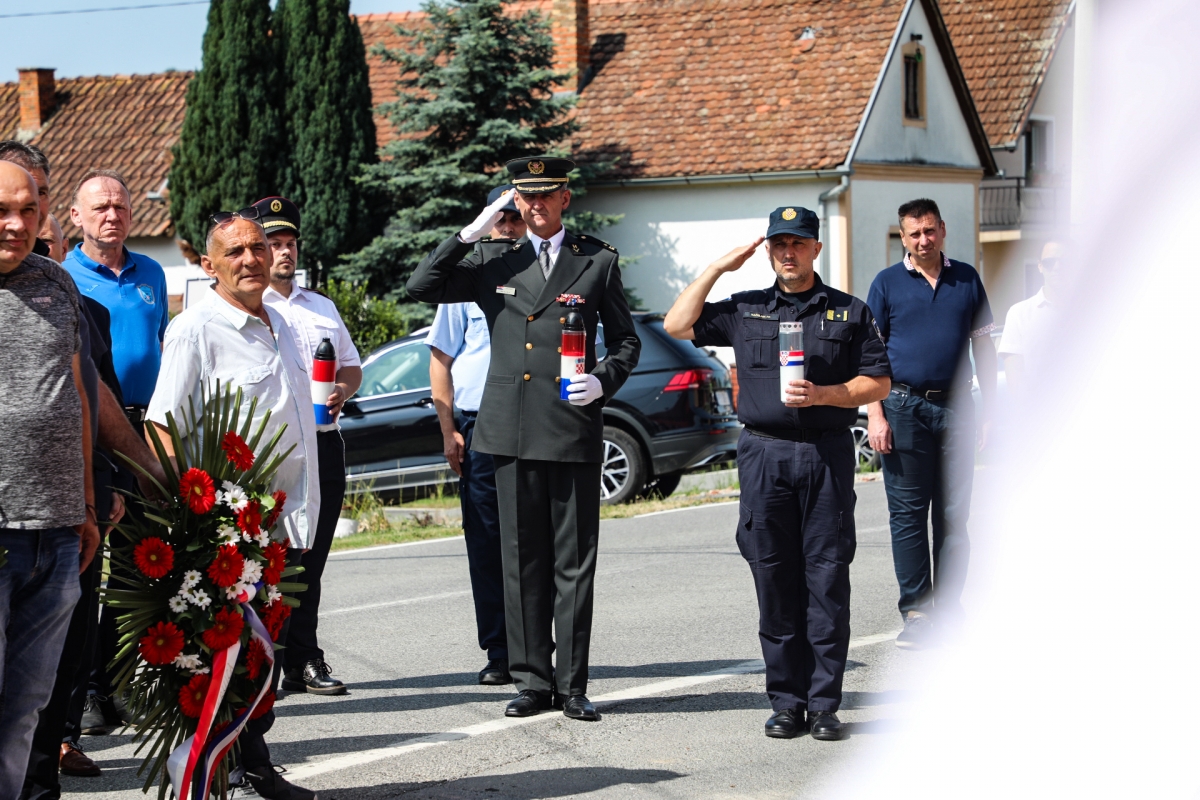 Otkrivena spomen-ploča Tomi Periću u Buku: „Ovo je trajno obilježje na žrtvu, zajedništvo, i borbu naših branitelja“