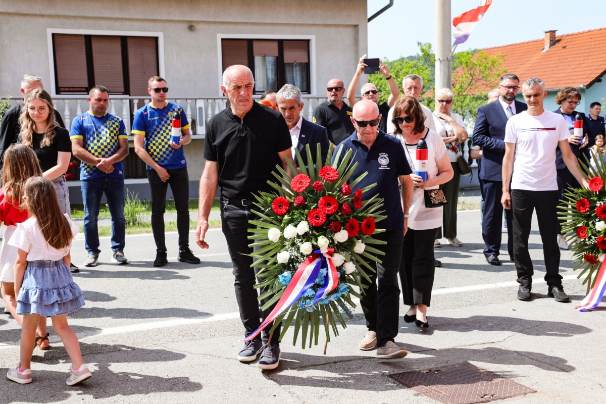 Otkrivena spomen-ploča Tomi Periću u Buku: „Ovo je trajno obilježje na žrtvu, zajedništvo, i borbu naših branitelja“