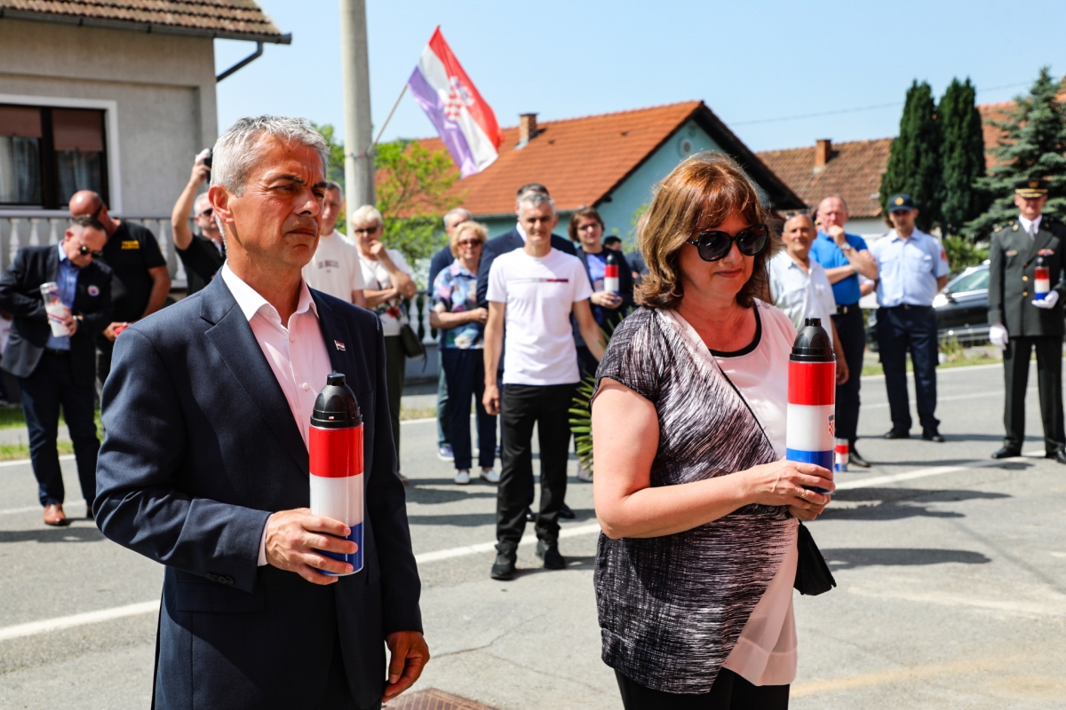 Otkrivena spomen-ploča Tomi Periću u Buku: „Ovo je trajno obilježje na žrtvu, zajedništvo, i borbu naših branitelja“