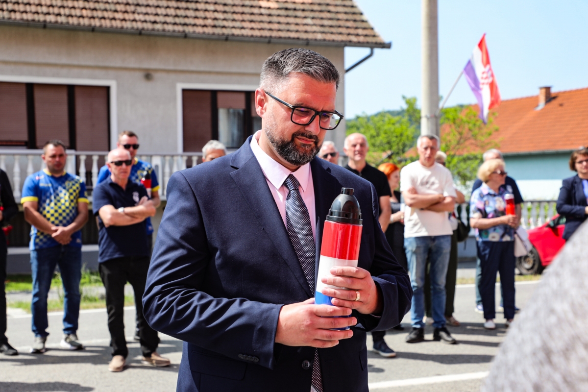 Otkrivena spomen-ploča Tomi Periću u Buku: „Ovo je trajno obilježje na žrtvu, zajedništvo, i borbu naših branitelja“