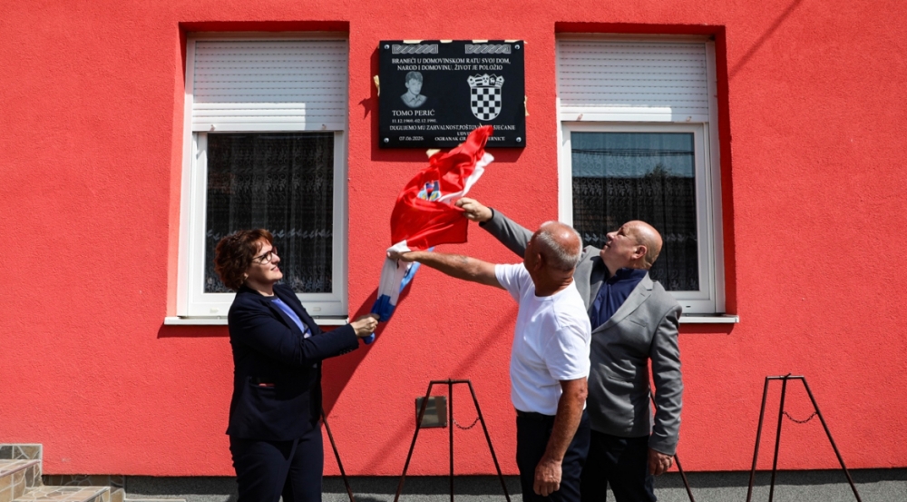 Otkrivena spomen-ploča Tomi Periću u Buku: „Ovo je trajno obilježje na žrtvu, zajedništvo, i borbu naših branitelja“