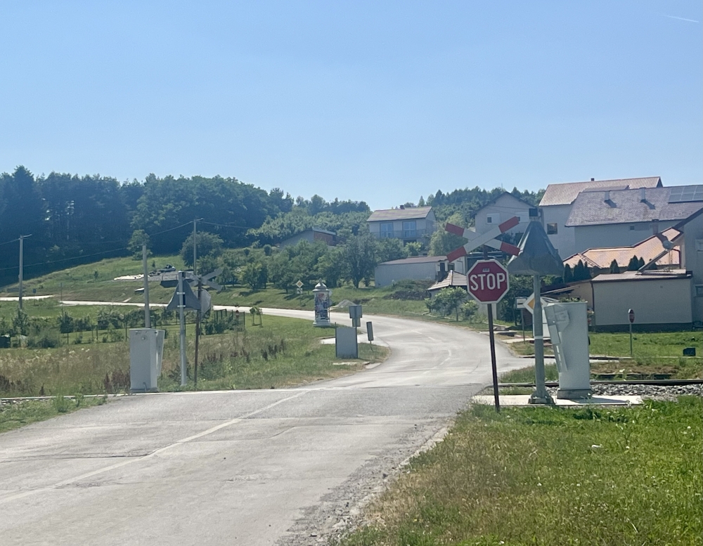 Radovi na opasnom pružnom prijelazu u Požegi započeli prošle godine, još uvijek nisu dovršeni