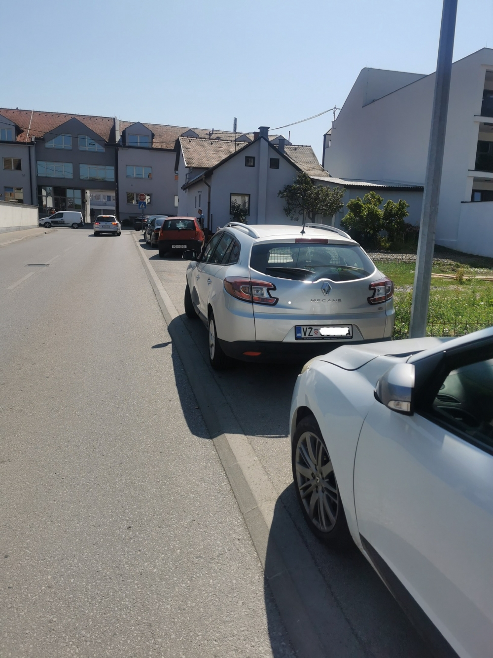 Nepropisno parkiranje u Mihanovićevoj: Bahatost ili manjak parkirnih mjesta?