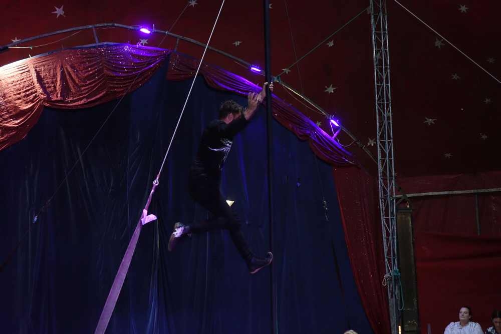 Prvu večer cirkus Colosseum oduševio Požežane