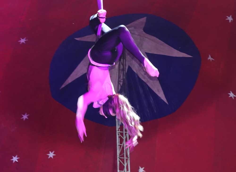 Prvu večer cirkus Colosseum oduševio Požežane