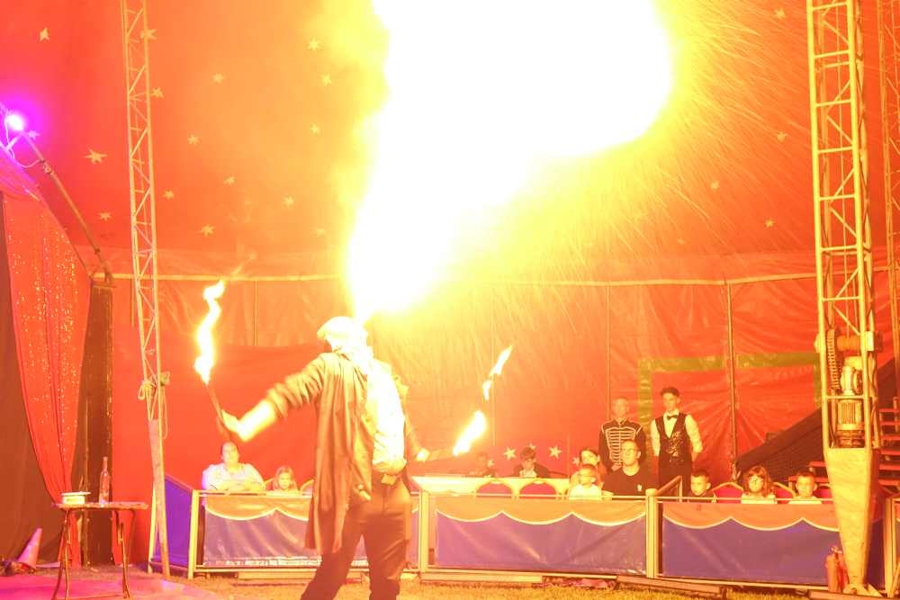 Prvu večer cirkus Colosseum oduševio Požežane