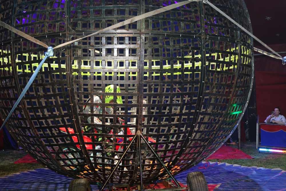 Prvu večer cirkus Colosseum oduševio Požežane