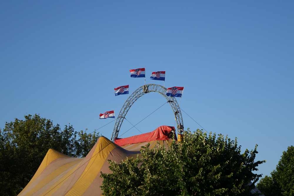 Prvu večer cirkus Colosseum oduševio Požežane