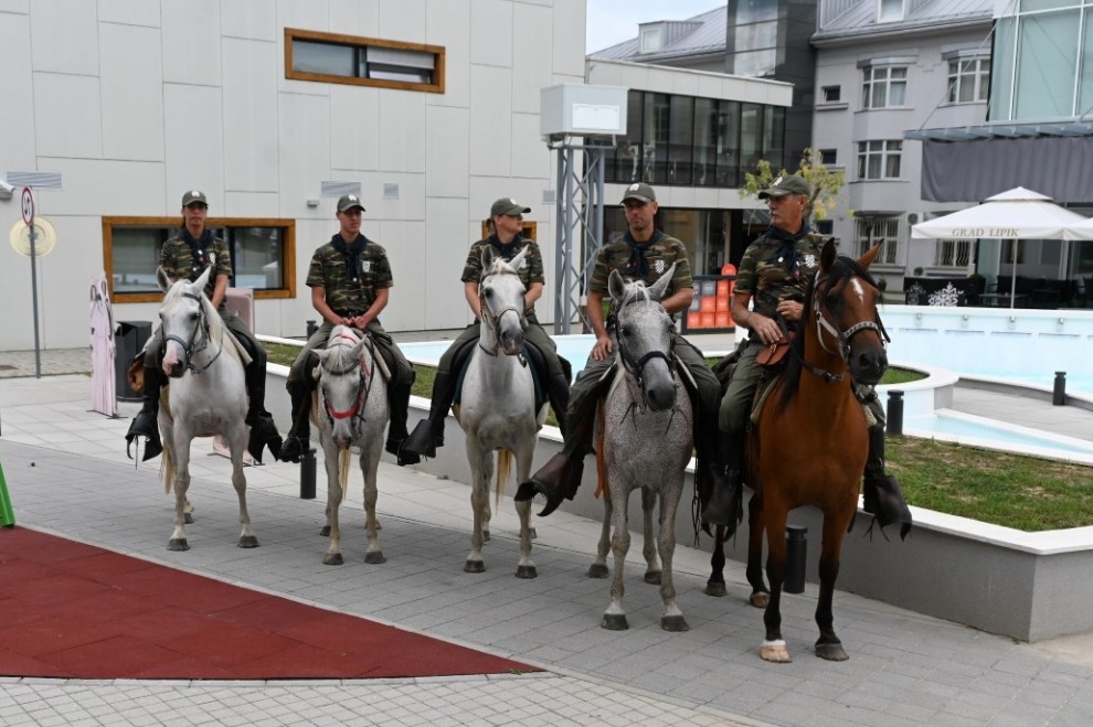 Lipik ugostio jahače 29. Konjaničkog maratona u spomen na žrtvu Domovinskog rata