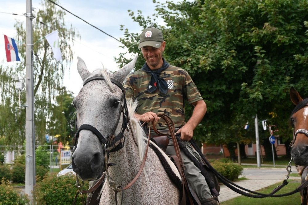 Lipik ugostio jahače 29. Konjaničkog maratona u spomen na žrtvu Domovinskog rata