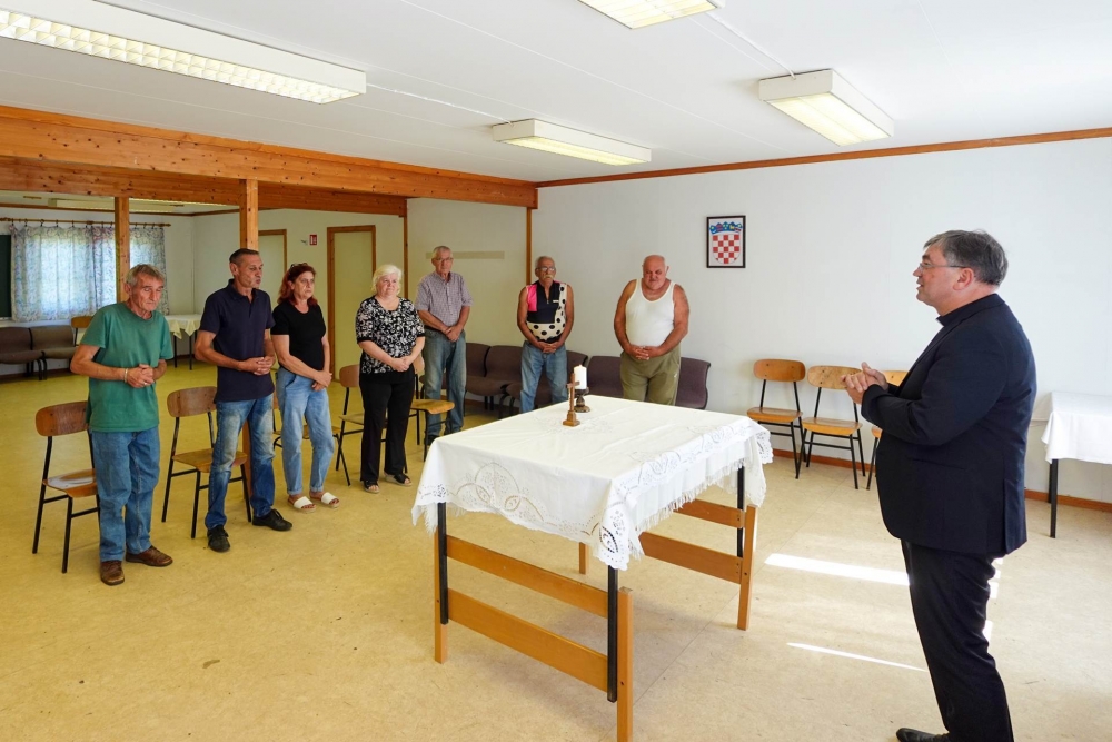 Posjet biskupa Martinovića prognaničkom naselju Kovačevac uoči svetkovine zaštitnika  Požeške biskupije