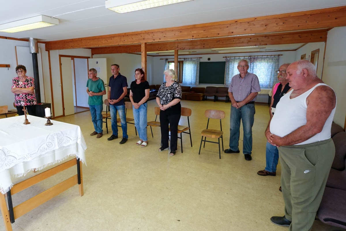 Posjet biskupa Martinovića prognaničkom naselju Kovačevac uoči svetkovine zaštitnika  Požeške biskupije