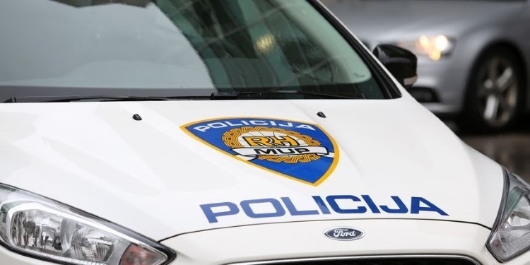 Sletio u kanal zbog neprilagođene brzine-putnik lakše ozlijeđen