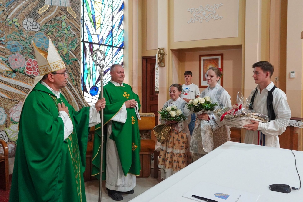 Biskup Ivo uveo u službu novog župnika u Davoru