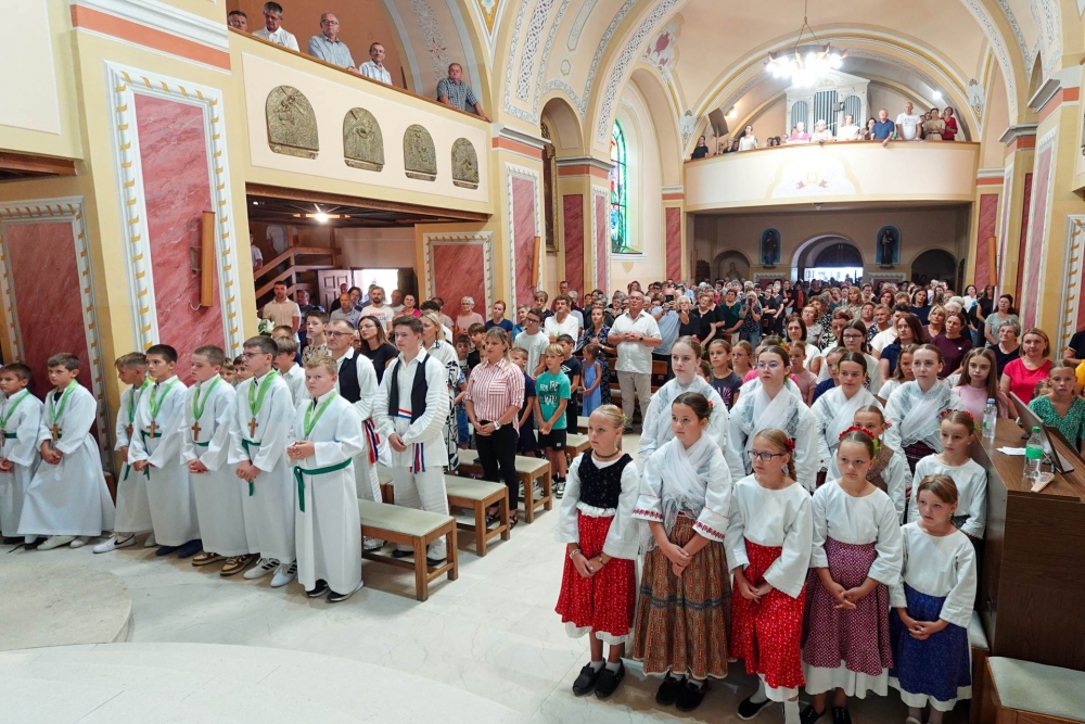 Biskup Ivo uveo u službu novog župnika u Davoru