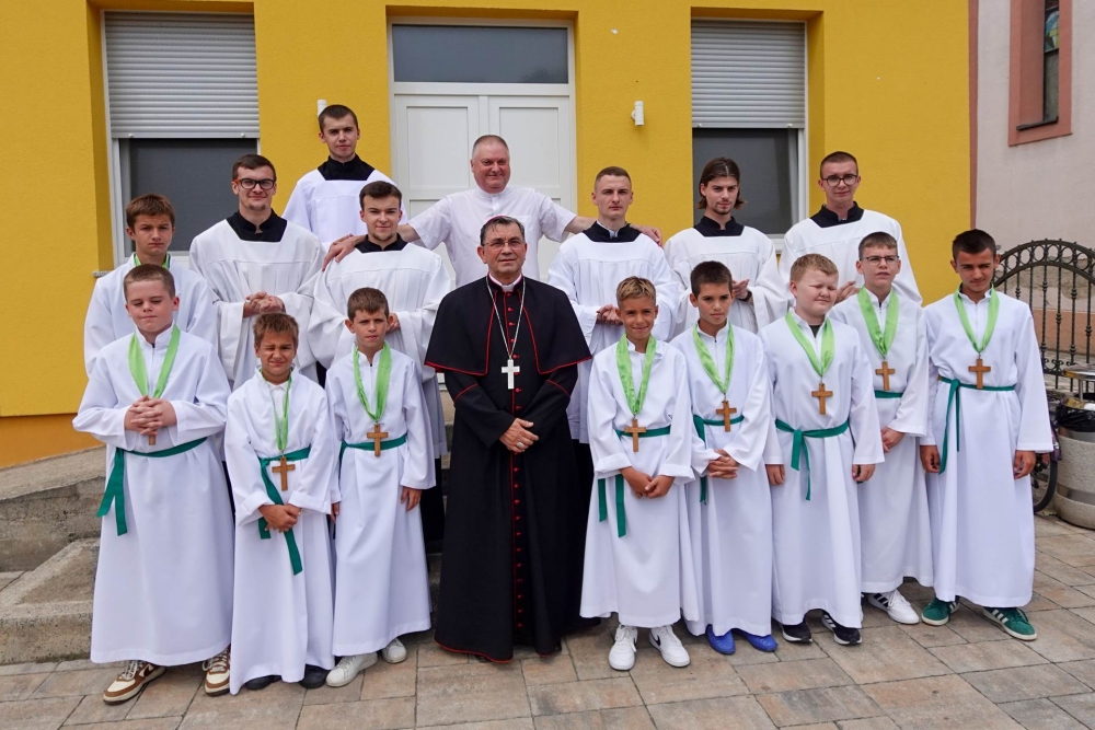 Biskup Ivo uveo u službu novog župnika u Davoru