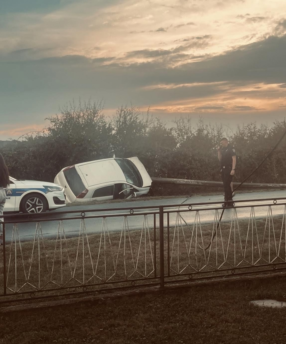 U Kukunjevcu došlo do udara automobila u rasvjetni stup, četiri osobe završile u bolnici